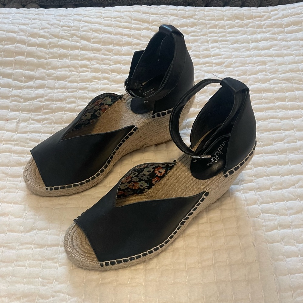 Black size 8.5 Seychelles wedge sandals